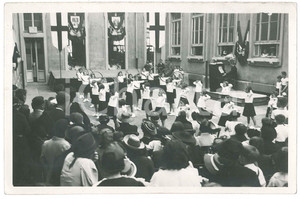 1940 ca MILANO - Classe elementare femminile - Saggio ginnico - Foto 18x13 cm  Fotografia d'epoca. FAIR/discreto lievi graffi e lievi piegature angolari Formato: 18x13 cm originale e autentica 1