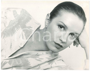 1980 ca TEATRO Attrice Valeria CIANGOTTINI - Ritratto - Foto 29x22 cm  Fotografia originale, con didascalia al verso. POOR/danneggiato piegature all'angolo superiore sinistro e macchie al lato inferiore Formato: 29x22 cm originale e autentica 1