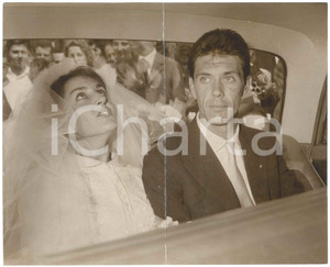 1962 MILANO Nozze Cesare MALDINI e Maria Luisa - Sposi in auto *Foto DANNEGGIATA  Fotografia originale, con didascalia al verso. VERY POOR/gravemente danneggiato profonda piegatura verticale, con parziale strappo Formato: 30x24 cm originale e autentica 1