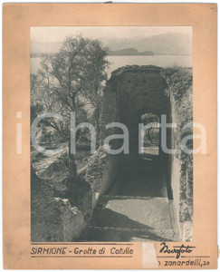 1960 ca SIRMIONE Grotte di Catullo - Foto ARTISTICA NOVAFOTO 24x29 cm  Fotografia originale d'epoca, montata su cartoncino rigido.FOTOGRAFO: Novafoto - corso Zanardelli 20 (Brescia) FAIR/discreto residuo cartaceo al lato inferiore Formato: 24x29 cm originale e autentica 1