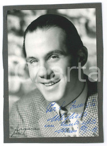 1960 ca Musicista Mario PEZZOTTA - Ritratto - Foto con AUTOGRAFO 10x15 cm Fotografia originale d'epoca, montata su cartoncino rigido.Dedica autografa.  GOOD/buono  Formato: 10x15 cm originale e autentica 1