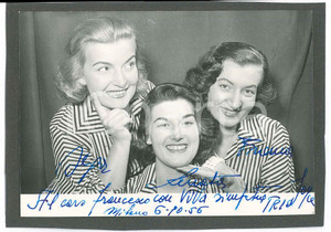 1956 MUSICA - MILANO - Trio JOYCE - Foto con AUTOGRAFO 15x10 cm Fotografia originale d'epoca, montata su cartoncino rigido.Dedica autografa.  GOOD/buono ma residui di colla al verso Formato: 15x10 cm originale e autentica 1