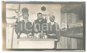 1905 ca MONTE ROSA Capanna Regina Margherita (?) Alpinisti al rifugio - Foto (1) Fotografia d'epoca.FOTOGRAFO: Dr. Vittorio Ronchetti - Milano FAIR/discreto Lievi smussature agli angoli Formato: 14x8 originale e autentica 1