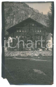 1910 ca SVIZZERA Amici davanti a una casa di montagna - Fotografia anonima 14x9 Fotografia d'epoca. VERY POOR/gravemente danneggiato estesa mancanza e piegatura all'angolo inferiore sinistro, strappi ai margini, sbrecciature Formato: 14x9 originale e autentica 1