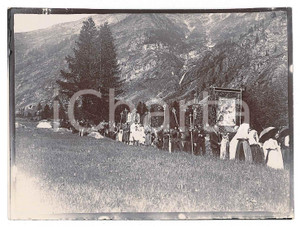 1905 ca VALSESIA - VALLE ANZASCA (?) Processione religiosa - Foto 12x8 cm Fotografia d'epoca. POOR/danneggiato Lievi smussature agli angoli Formato: 12x8 originale e autentica 1