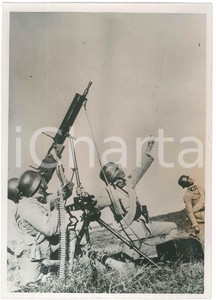 1938 2^ GUERRA SINO-GIAPPONESE - Cinesi con una mitragliatrice antiaerea *Foto  Fotografia originale d'epoca, con didascalia al verso. FAIR/discreto difetti di stampa Formato: 13x18 cm originale e autentica 1