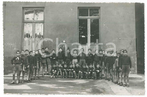 1940 ca BRESCIA Classe elementare maschile in cortile - Foto 17x11 cm  Fotografia originale d'epoca.FOTOGRAFO: Campisi - Brescia GOOD/buono  Formato: 17x11 cm originale e autentica 1
