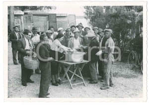 1945 ca ITALIA - COSTUMI - Pranzo all'aperto per operai (3) Foto VINTAGE 14x10  Fotografia d'epoca. GOOD/buono  Formato: 14x10 cm originale e autentica 1
