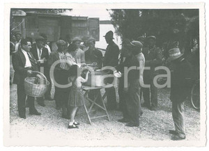 1945 ca ITALIA - COSTUMI - Pranzo all'aperto per operai (2) Foto VINTAGE 14x10  Fotografia d'epoca. GOOD/buono  Formato: 14x10 cm originale e autentica 1