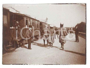 1903 ITALIA Società Strade Ferrate - Passeggeri in stazione - Foto anonima 5x4  Fotografia d'epoca. FAIR/discreto Lievi smussature agli angoli Formato: 5x4  cm originale e autentica 1