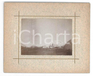 1900 ca VALLE ANZASCA (?) Veduta con chiesa parrocchiale - Foto 8x7 cm  Fotografia d'epoca su cartoncino rigido. FAIR/discreto Lievi smussature agli angoli Formato: 8x7 cm originale e autentica 1