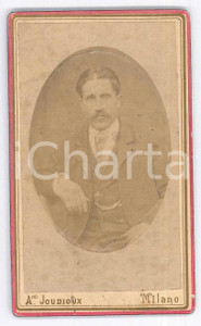 1880 ca. MILANO - Ritratto maschile in cravatta - Foto ADRIANO JOUDIOUX CDV  Fotografia d'epoca, su cartoncino rigido.FOTOGRAFO: Adriano JoudiouxMilano  POOR/danneggiato Abrasioni e ingiallimento diffuso Formato: 6 x 10 cm originale e autentica 1
