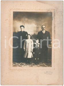 1910 AVELLANEDA (ARGENTINA) Famiglia di emigrati italiani - Foto A. MOLINELLI  Fotografia originale d'epoca, montata su cartoncino rigido.FOTOGRAFO: A. Molinelli - Avellaneda FAIR/discreto macchie al cartoncino Formato: 19x26 cm originale e autentica 1