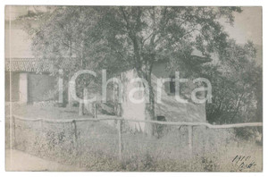 1910 GHIFFA (?) Veduta di una cascina - Fotografia Raffaele PEDRETTI  Fotografia d'epoca in formato cartolina postale.FOTOGRAFO: Raffaele Pedretti FAIR/discreto Lievi smussature agli angoli Formato: FP originale e autentica 1