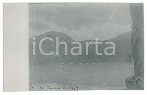1913 LAGO DI COMO (?) Panorama dalla darsena - Fotografia Raffaele PEDRETTI  Fotografia d'epoca in formato cartolina postale.FOTOGRAFO: Raffaele PedrettiSTAMPA: Premiata Fotografia Luigi Guerra - Milano FAIR/discreto Lievi smussature agli angoli Formato: FP originale e autentica 1