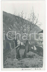 1914 GHIFFA (?) Raffaele PEDRETTI vanga il terreno - Fotografia  Fotografia d'epoca in formato cartolina postale.FOTOGRAFO: Raffaele Pedretti FAIR/discreto Lievi smussature agli angoli Formato: FP originale e autentica 1