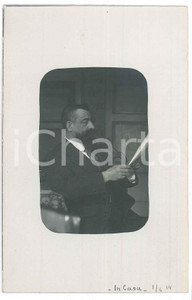Fotografia d epoca originale 1914 MILANO Raffaele PEDRETTI legge un giornale  Ritratto  Fotografia 1
