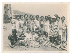 1920 ca LIGURIA (?) Foto di gruppo sulla spiaggia - Fotografia anonima 11x8 cm  Fotografia d'epoca in formato cartolina postale. FAIR/discreto Lievi smussature agli angoli Formato: 11x8 cm originale e autentica 1