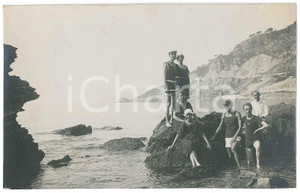1915 ca ITALIA (?) Foto di gruppo sugli scogli - Fotografia anonima 13x8 cm  Fotografia d'epoca in formato cartolina postale. FAIR/discreto Lievi smussature agli angoli Formato: FP originale e autentica 1