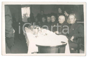 1930 ca ITALIA - FASCISMO Banchetto di gerarchi fascisti - Fotografia anonima  Fotografia d'epoca in formato cartolina postale. FAIR/discreto Lievi smussature agli angoli Formato: FP originale e autentica 1