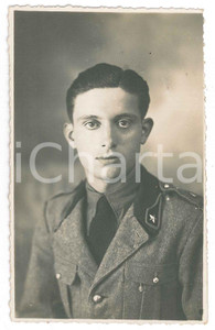1935 ALBENGA - REGIO ESERCITO Ritratto di un soldato - Fotografia 8x13 cm  Fotografia d'epoca in formato cartolina postale. FAIR/discreto Lievi smussature agli angoli Formato: 8x13 cm originale e autentica 1