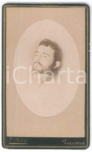 1890 ca PIACENZA Ritratto maschile POST MORTEM Fotografia Francesco SIDOLI - CDV Fotografia d'epoca, montata su cartoncino. POOR/danneggiato Lievi smussature agli angoli Formato: 6x10 cm originale e autentica 1