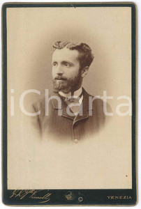 1880 ca VENEZIA Ritratto di giovane uomo - Foto Fratelli VIANELLI 11x16 cm Fotografia d'epoca, su cartoncino rigido.FOTOGRAFO: Fratelli Vianelli - Venezia FAIR/discreto piccoli fori di affissione marginali Formato: 11x16 cm originale e autentica 1
