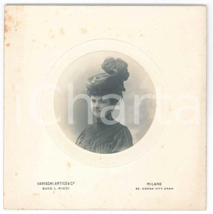 1900 ca MILANO Donna con cappello a frange - Ritratto *Foto VARISCHI 13x13 cm Fotografia d'epoca, su cartoncino rigido. FAIR/discreto fioriture Formato: 13x13 cm originale e autentica 1