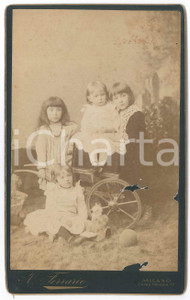 1910 ca MILANO Ritratto di 4 fratelli con carretto - Foto A. FERRARIO 13x21 cm Fotografia d'epoca, su cartoncino rigido. FOTOGRAFO: A. Ferrario - Milano, corso Venezia 77 POOR/danneggiato mancanza centrale e ai margini Formato: 13x21 cm originale e autentica 1
