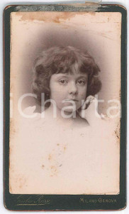 1880 ca Ritratto di adolescente in abito bianco - Foto Giulio ROSSI CDV Fotografia d'epoca, su cartoncino rigido.FOTOGRAFO: Giulio Rossi - Milano / Genova FAIR/discreto residui cartacei al lato superiore e lievi macchie Formato: 6x10 cm originale e autentica 1
