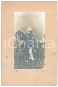 1900 ca MILANO Giovane uomo in costume storico - Ritratto *Foto L. RICCI Fotografia d'epoca, su cartoncino rigido. FOTOGRAFO: Leone Ricci - Milano POOR/danneggiato piccole abrasioni; lievi macchie Formato: 17x26 cm originale e autentica 1