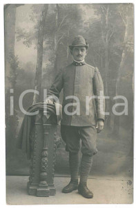 1920 ca MONDOVÌ Ritratto di un alpino - Fotografia A. BONANSEA 9x13 cm Fotografia d'epoca in formato cartolina postale.Con timbro a secco del fotografo. FAIR/discreto Lievi smussature agli angoli, piegature diffuse Formato: 9x13 originale e autentica 1