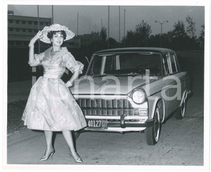 1959 MEXICO Silvana PAMPANINI posa con FIAT 1800 Foto 25x20 cm  Fotografia d'epoca. GOOD/buono  Formato: 20x25  originale e autentica 1