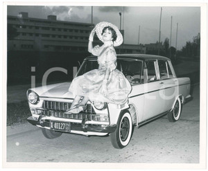1959 MEXICO Silvana PAMPANINI posa con FIAT 1800 Foto 25x20 cm (6)  Fotografia d'epoca. GOOD/buono  Formato: 20x25  originale e autentica 1