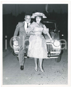 1959 MEXICO Silvana PAMPANINI posa con FIAT 1800 Foto 25x20 cm (22)  Fotografia d'epoca. GOOD/buono  Formato: 20x25  originale e autentica 1