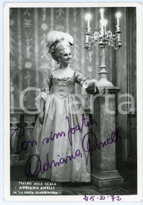 1972 MILANO Adriana ANELLI in "La finta giardiniera" - Foto con AUTOGRAFO Fotografia seriale d'epoca, con autografo, scattata in occasione dello spettacolo al Teatro alla Scala di Milano. CONDIZIONI: P (piccole piegature angolari e sbrecciatura al lato superiore; piegatura centrale)FORMATO: 10x15 cm     originale e autentica 1