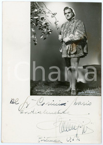 1954 Tenore Gianni POGGI - Faust in "Mefistofele" - Foto con AUTOGRAFO 12x17 cm Fotografia seriale d'epoca, con autografo. CONDIZIONI: F (lievi puntinature, lieve macchia centrale e fioriture al verso)FORMATO:  12x17 cm    originale e autentica 1