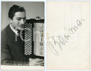 1950 ca Musicista BARIMAR (Mario BARIGAZZI) - Foto OLIVI con AUTOGRAFO Fotografia seriale d'epoca, con autografo al verso. CONDIZIONI: GFORMATO: 9x14 cm     originale e autentica 1