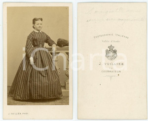 1900 ca COURMAYEUR Ritratto di donna con abito a righe - Foto J. VUILLIER - CDV  Fotografia originale d'epoca.CONDIZIONI: FAIRFORMATO: CDV    originale e autentica 1