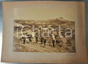 1875 ca Area di SOLFERINO - REGIO ESERCITO - Ufficiali presso una cascina - Foto Rara fotografia originale d'epoca, scattata nel corso di un'esercitazione militare. Stampata all'albumina e montata su cartoncino.Opera del fotografo Vincenzo Craveriff, attivo nell'area del lago di Garda. GOOD/buono  Formato: 34x25 cm originale e autentica 1