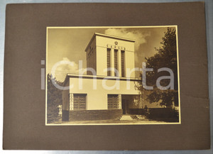 1930 ca ARCHITETTURA FASCISTA - CANELLI (?) Palazzina GANCIA - Foto 35x26 cm Rara fotografia d'epoca, montata su cartoncino rigido.FORMATO: 35x26 cmCONDIZIONI: F (strappi al cartoncino al lato destro)    originale e autentica 1