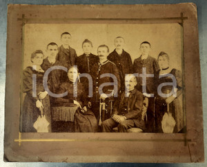1910 ca ITALIA Ritratto di famiglia con ufficiale - Foto COSTUME 29x24 cm Fotografia d'epoca, montata su cartoncino.FORMATO:  29x24 cmCONDIZIONI: F (fioriture al cartoncino, con piegature marginali e strappo al lato destro)    originale e autentica 1