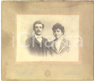 1900 ca TORINO Coppia di giovani coniugi - Foto BOSCO & BRICCA 21x18 cm Fotografia d'epoca, montata su cartoncino rigido.FOTOGRAFO: Bosco &amp; Bricca - Torino - via Garibaldi 26FORMATO:  21x18 cmCONDIZIONI: F (macchie di umidt&agrave; al cartoncino)    originale e autentica 1