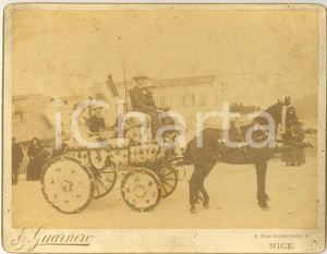 1910 ca CARNAVAL DE NICE Corso fleuri - Petit char - Photo E. GUARNERO 27x21 cm Fotografia d'epoca, montata su cartoncino rigido.FOTOGRAFO: E. Guarnero - Nice, rue De Gubernatis 9FORMATO:  27x21 cmCONDIZIONI: G (minima smussatura al cartoncino, lievi fioriture)  originale e autentica 1