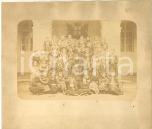 1900 ca ITALIA - SCUOLA - Ritratto di una classe femminile - Fotografia 21x25 cm Fotografia d'epoca, montata su cartoncino leggero.FORMATO:  21x25 cmCONDIZIONI: F (piegature al cartoncino)    originale e autentica 1