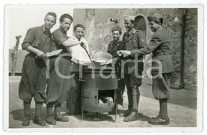 1930 ca WW2 - REGIO ESERCITO Soldati preparano il rancio - Fotografia 13x8 cm Fotografia d'epoca in formato cartolina postale. CONDIZIONI: FAIR (lieve piegatura all'angolo inferiore sinistro)FORMATO: 13x8 cm    originale e autentica 1