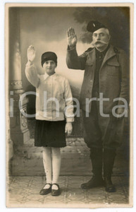 1928 SAVONA - FASCISMO Padre e figlia fanno il saluto romano - Foto 8x13 cm  Fotografia d'epoca in formato cartolina postale, viaggiata. POOR/danneggiato Lievi smussature agli angoli, piccole macchie e abrasioni al margine inferiore Formato: FP originale e autentica 1