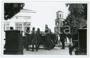 1941 WW2 - AGIA - TESSAGLIA (GRECIA) Ufficiali davanti alla mensa - Foto 13x8 Fotografia d'epoca in formato cartolina postale. CONDIZIONI: GOODFORMATO: 13x8 cm    originale e autentica 1