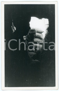 1941 WW2 ALBANIA Valle Skumini - Soldati nel rifugio durante bombardamento Foto Fotografia d'epoca in formato cartolina postale. Con didascalia al verso. CONDIZIONI: FAIR (piccoli graffi al recto)FORMATO: 13x8 cm    originale e autentica 1