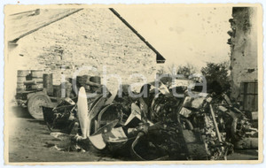 1935 ca WW2 - ITALIA Rottami di un aereo abbattuto - Fotografia 13x8 cm Fotografia d'epoca in formato cartolina postale.  CONDIZIONI: FAIR (piegatura all'angolo inferiore sinistro, residui di incollatura al verso))FORMATO: 13x8 cm    originale e autentica 1